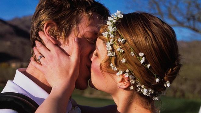 невеста целует жениха