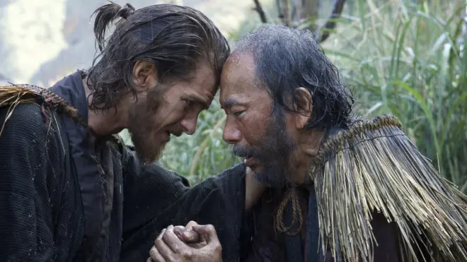 Dalam Silence, Rodrigues (Andrew Garfield) pergi ke Jepang untuk mencari tahu kabar mentornya, Bapa Ferreira (Liam Neeson).