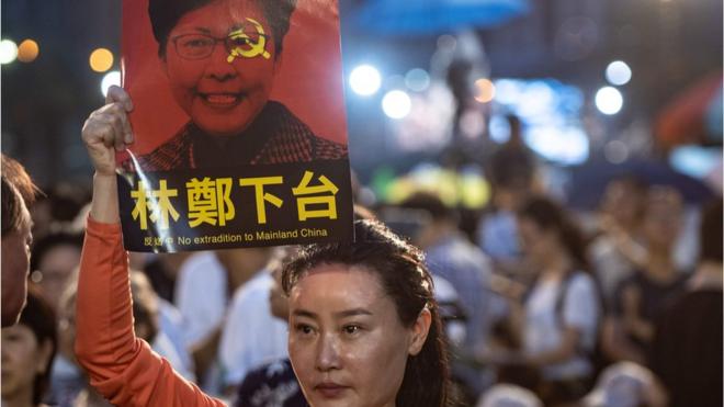 香港维园六四烛光晚会中，有人举牌抗议《逃犯条例》，并促请行政长官林郑月娥下台。
