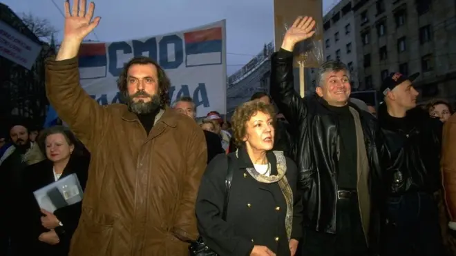 Vuk Drašković, Vesna Pešić i Zoran Đinđić predvodili su proteste na ulicama srpskih gradova 1996. godine