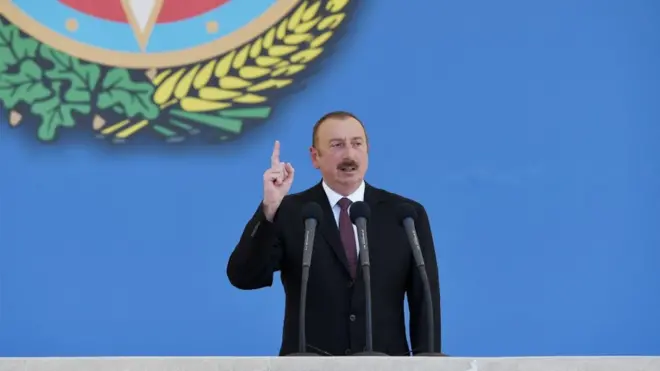 İlham Əliyev hərbi paradda çıxış edərkən