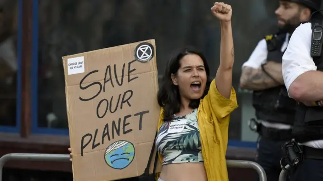 Manajemen sistem kerja dianggap berkaitan langsung dengan keberlanjutan bumi sebagai tempat tinggal manusia.