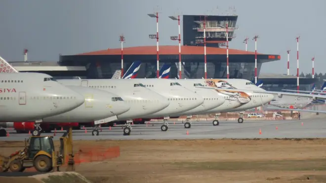 Оживают далеко не все отрасли: авиаперелеты не восстановились и наполовину