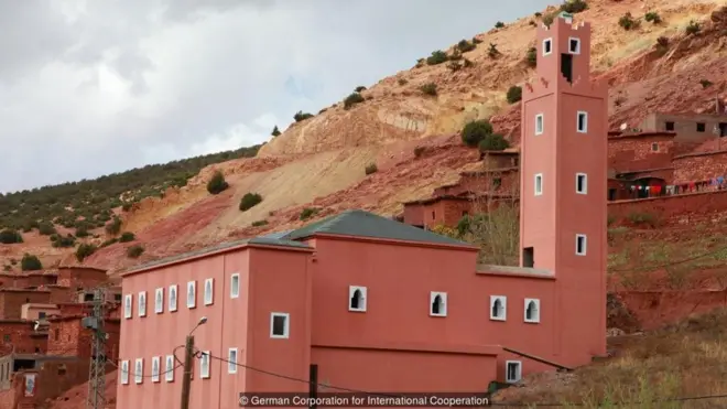 Mərakeşin kiçik kəndi Tadmametin məscidi qəsəbədəki küçə işıqlarını da enerji ilə təmin edir