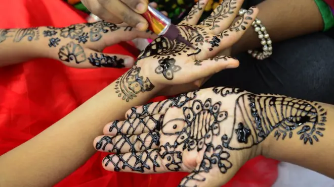 نجونو به پر لاسونو نکریزې کېښودې او ځینو هلکانو هم یوه ګوته سره کوله