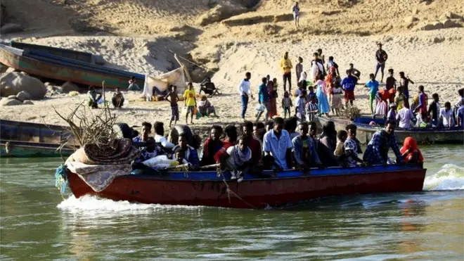 Watu wengi wanakimbia mapigano na kuvuka mto ili kuingia Sudan.