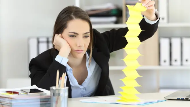 Mujer procrastinando en la oficina
