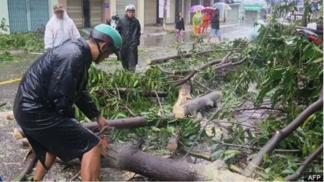 Người dân dọn dẹp sau bão ở Nha Trang