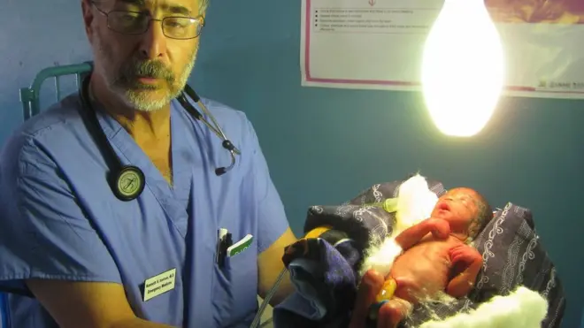 У Замбії Айзерсон почав використовувати звичайні лампи розжарювання для дитячих інкубаторів