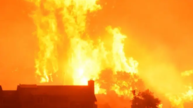 Через сильний вітер полум'я швидко поширюється й охоплює значні території