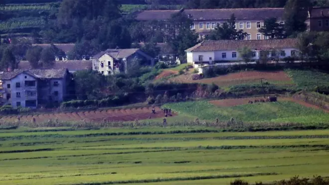 지난달 18일 파주 접경지역에서 바라본 북한 개풍군 마을에서 주민들이 농사일을 하고 있다