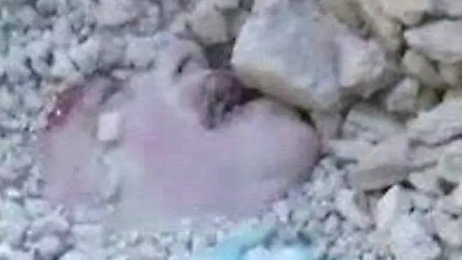 لحظة انتشال طفلة سورية من تحت الأنقاض