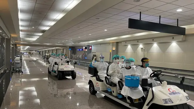 為了因應之後的入境高峰，台灣指揮中心已經將加派一倍人力進行採驗。