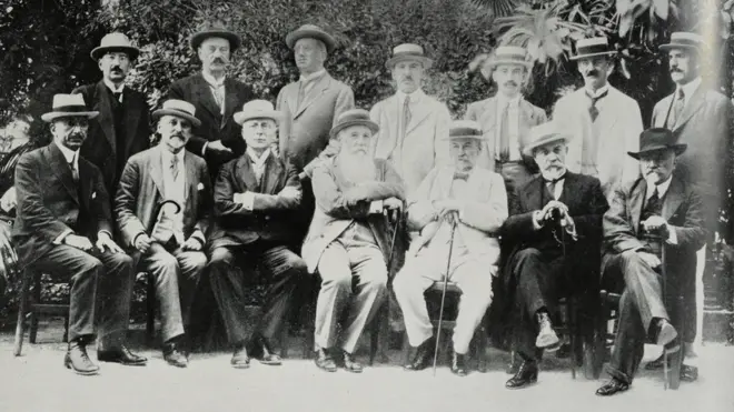 Ministar predsednik Nikola Pašić i tvorci Krfske deklaracije, iz arhive Veliki rat Narodne biblioteke Srbije. Na slici je 14 tvoraca sporazuma, Ante Trumbić sedi treći s leva, do njega poluokrenuti, četvrti Pašić.