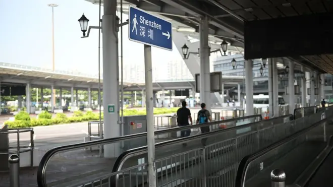 中國周二（6月28日）對防疫政策做出重大調整，將入境隔離檢疫時間從"14天集中隔離醫學觀察+7天居家健康監測"調整為"7天集中隔離醫學觀察+3天居家健康監測"。