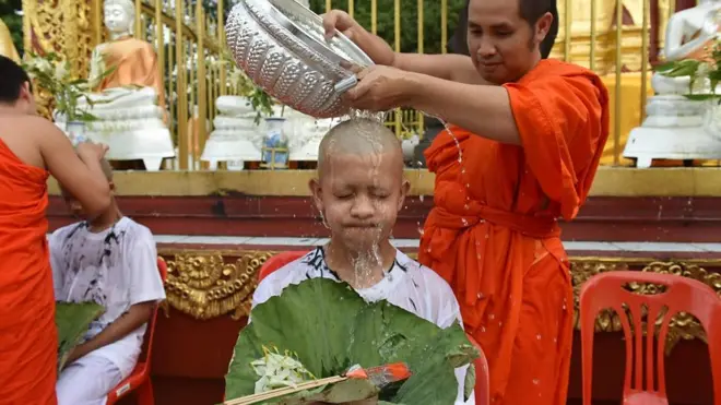 мальчик стрижется в монахи