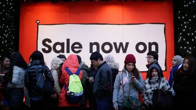 مستهلكون في انتظار افتتاح المتاجر في "الجمعة السوداء"