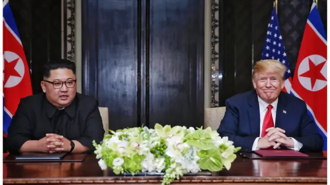 지난 12일 공동합의문에 서명한 북한 김정은 위원장과 미국 트럼프 대통령
