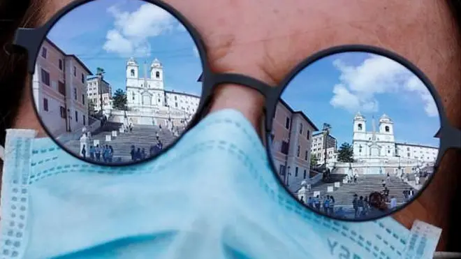 Человек в маске