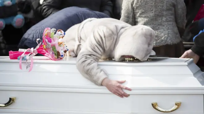 В Кемерове начались похороны погибших при пожаре