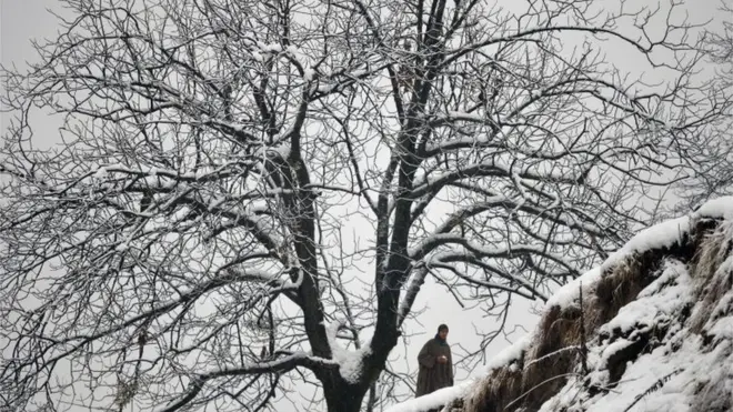 Kashmir waxaa maalmahan ka da'aya baraf aad u daran.