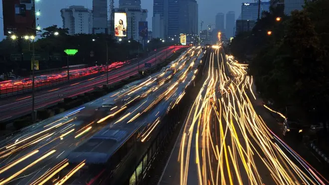 Pemandangan kota Jakarta pada malam hari.