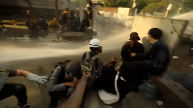 水炮车向示威者射水炮