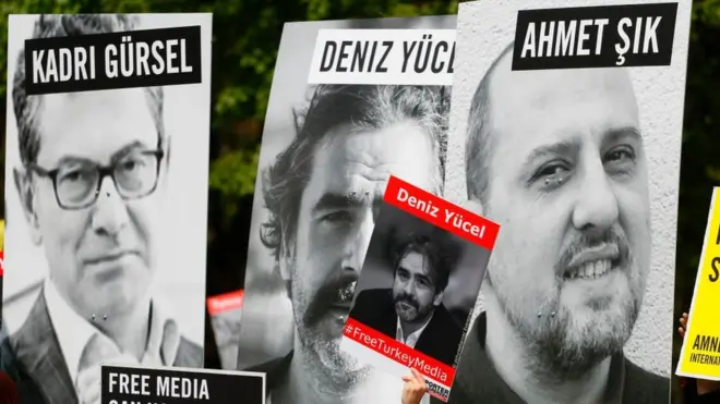 tutuklu gazetecilerin afişleri
