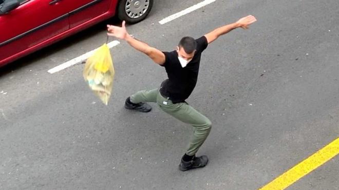 这名专业的舞蹈员这天变成街头舞者，为邻居送上娱乐。
