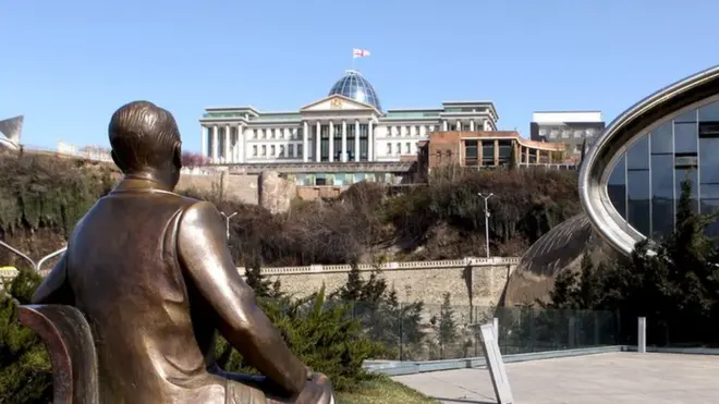 Президентский дворец в Тбилиси по-прежнему впечатляет, но центр власти в стране смещается к парламенту