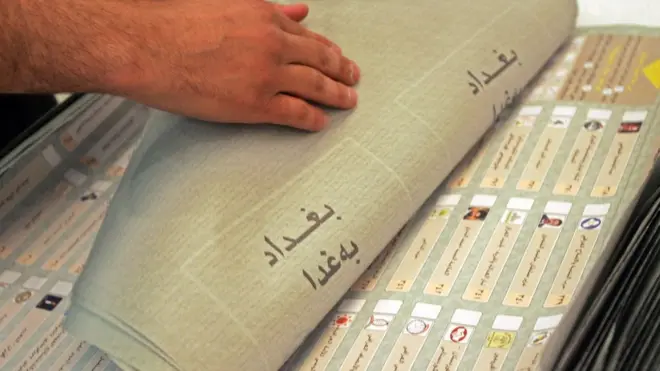 أرشيف: عامل يحصي قوائم الاقتراع للانتخابات البرلمانية العراقية