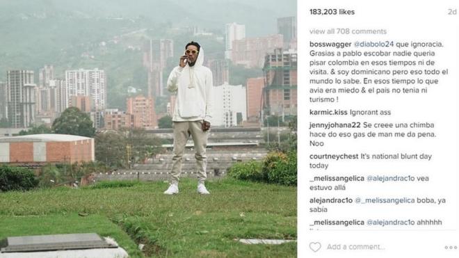 El rapero Wiz Khalifa en el cementerio de Medellín donde está enterrado Pablo Escobar.