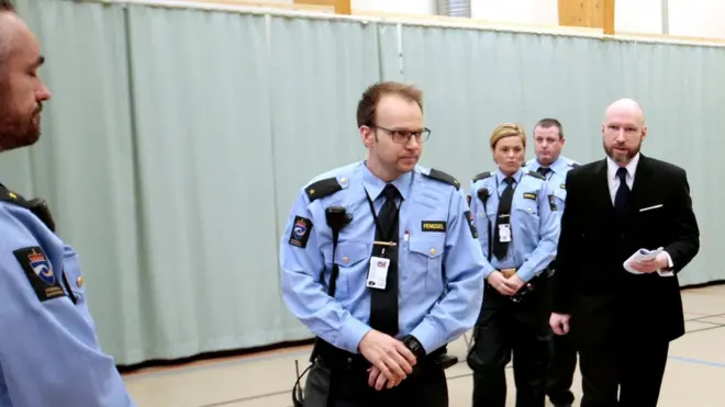 Андерс Брейвік (справа) заявляє, що тюрма його тільки радикалізувала