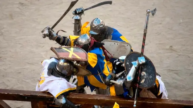 У "бійку" за президентство на майбутніх виборах хочуть вплутатися кілька десятків кандидатів. Чи нагадуватиме процес "купу малу"? (фото з виступу української команди на турнірі з середньовічного бою)