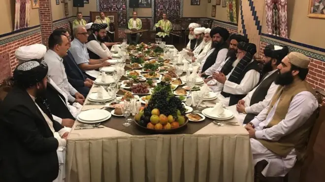 Самарқанддаги зиёфатда шошмақом куйлари жонли янграб турган