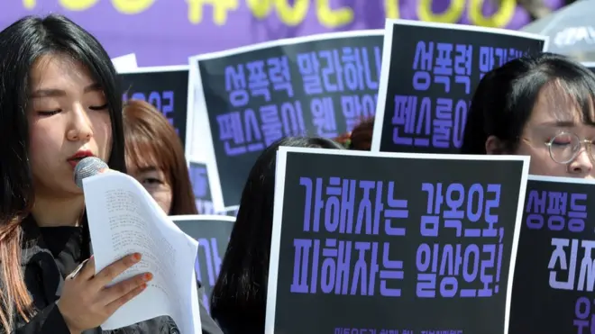 여성단체의 집회에 등장한 '펜스룰' 반대 문구 포스터