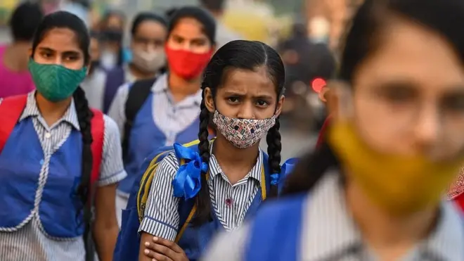 న్యూదిల్లీలో పాఠశాలకు వెళ్తున్న బాలికలు