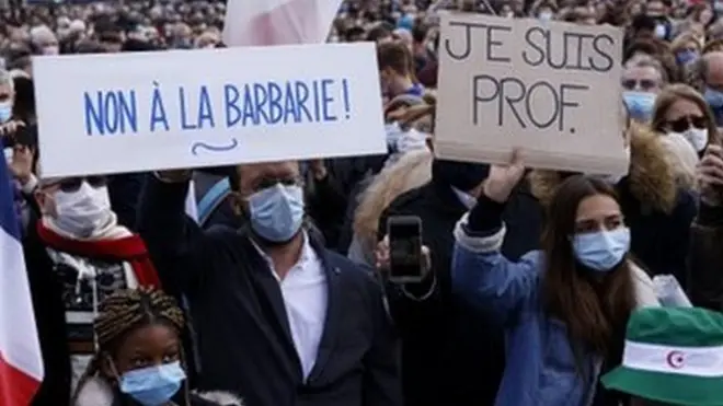 هزاران نفر در تظاهرات پاریس شرکت کرده و پلاکاردهایی حمل میکردند که روی آنها نوشته بود: «به بربریت نه بگوییم» و «من هم معلمم»