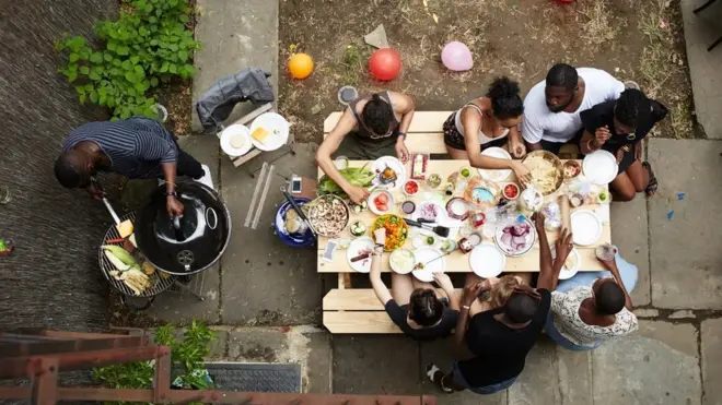 Refuser une invitation par manque de temps donne l'impression aux gens que vous ne les appréciez pas, disent les experts.