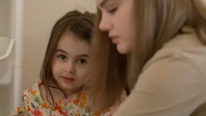 احتجاجات إيران: أم مصابة تهرب مع ابنتها الرضيعة ليلاً