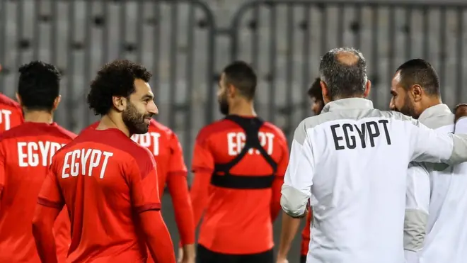 أضاع صلاح فرصة من ضربة ثابتة قريبة من منطقة جزاء المنتخب الليبي