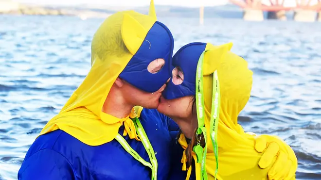 કિસ કરી રહેલું કપલ