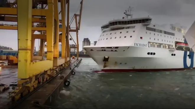 بالفيديو: لحظة اصطدام سفينة في ميناء برشلونة