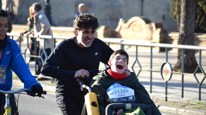 José Manuel Roás y su hijo Pablo corrieron la maratón de Nueva York, donde el adolescente "chocó manos con media ciudad".