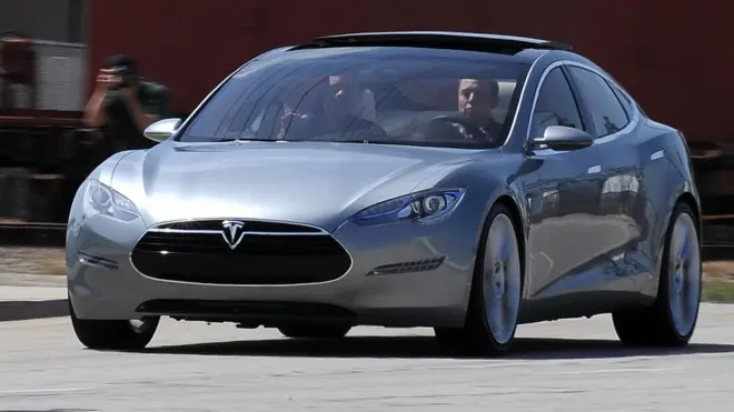 Глава компании Илон Маск регулярно водит Model S сам