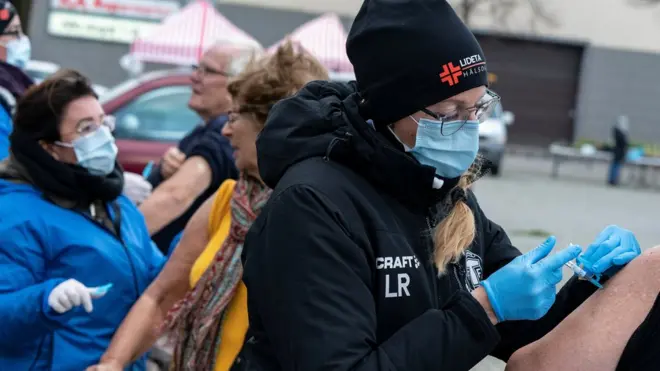 Шведские медики проводят вакцинацию от гриппа