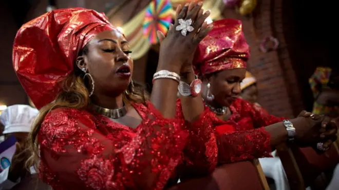 Ụmụnwaanyị nọ n'ụlọụka