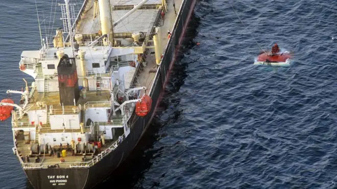Kapal nelayan KM Mulya Sejati dihantam kapal kargo MV Tay Son yang mengangkut tepung tapioka dari Thailand menuju Pelabuhan Tanjung Perak, Surabaya.