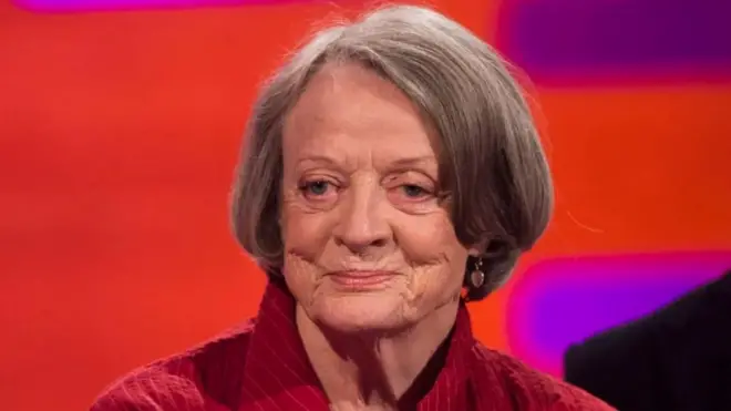 Dama Megi Smit počela je karijeru u pozorištu