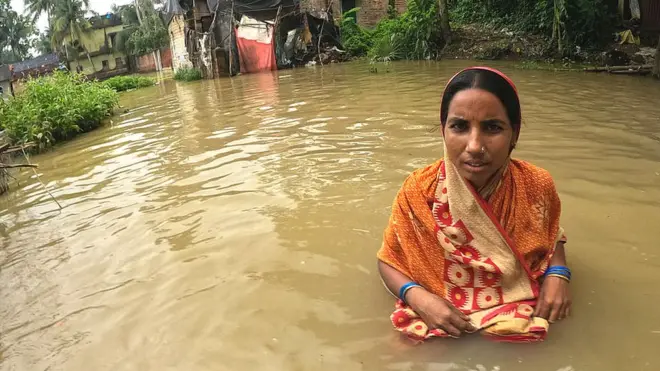 వరద నీటిలో భారతీయ మహిళ
